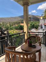 Tira Amed Homestay - Bed and Breakfast