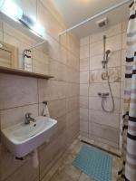 Camera Doppia con Letti Singoli e Bagno in Comune