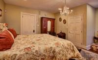 Deluxe Queen Suite