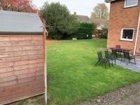 5 bedrooms, 2 Reception Rooms, 2 Shower Rooms, Sleeps up to 7, Parking, Free WiFi & Netflix, Large Garden - B&B