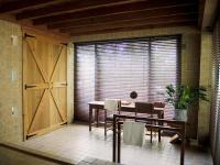 Habitación con cama extragrande y balcón