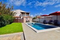 Spacious apartment with private pool - B&B