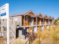 Lakeside Living - Modern 2-Bedroom Apartment - B&B
