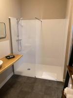 Zimmer mit Queensize-Bett und Poolblick