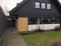 Dubbelrum med extrasäng på markplan i lugnt villaområde - B&B