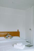 Zimmer mit Kingsize-Bett und Bergblick