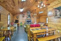 B&B Broken Bow - Peaceful Pet-Friendly Retreat with Private Hot Tub! - Bed and Breakfast Broken Bow