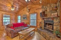 B&B Broken Bow - Cozy Cabin with Hot Tub 5 Miles to Broken Bow Lake! - Bed and Breakfast Broken Bow