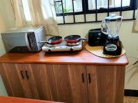 Estudio con cama extragrande y sofá cama