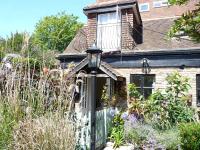 B&B Eastbourne - Secret Garden Hideaway For Adults - Bed and Breakfast Eastbourne