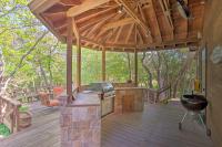 Lake Granbury Getaway! Family Home with Deck and Games - Chambres d’hôtes Granbury