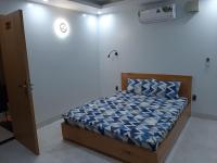 Zimmer mit Kingsize-Bett und Bergblick