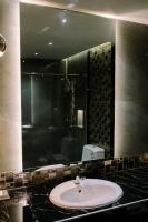 Zimmer mit Kingsize-Bett und Poolblick