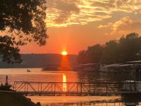 B&B Sunrise Beach - Tranquility Cove, 2 Cottages, dock, slip, water toys - Bed and Breakfast Sunrise Beach