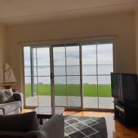 Blue Seas - Beach Front Living - B&B