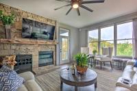 Modern Mountain-View Smokies Retreat with Balcony - Ferienwohnung