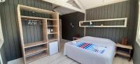 Zimmer mit Queensize-Bett und Poolblick