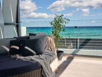 Blue View Villa - Coastal Elegance with Swim Spa, by ZanteWize - B&B