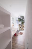 Suite con cama grande y vistas a la piscina