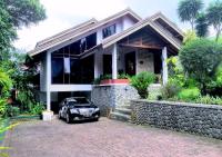 Holidayhome Alam Cipanas Puncak - Bed and Breakfast Puncak