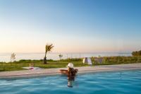 Beachfront Nymphes Aigli with Private Pool, Children Area & BBQ - B&B Skaléta