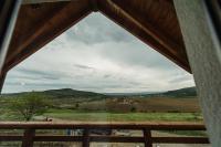 Habitación con cama extragrande y vistas a la montaña