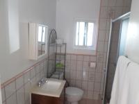 Habitación con cama grande