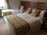 Tweepersoonskamer met 2 Aparte Bedden en Badkamer