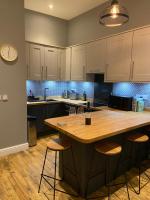 Stylish Tenby Apartment, Great Location, Parking - B&B