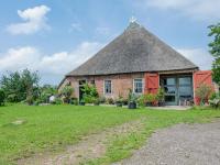 B&B Burum - Characteristic head neckhull farm with rowing boat - Bed and Breakfast Burum