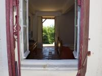 Zimmer mit Kingsize-Bett und Gartenblick.