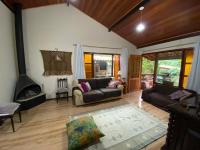 Lumiar linda vista das montanhas, com lareira, churrasqueira, wifi, Tv a cabo, casa ampla, arejada jardim pertinho do centro de Lumiar e de cachoeiras - Chambres d’hôtes Lumiar