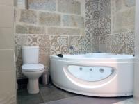 Zimmer mit Kingsize-Bett und Whirlpool