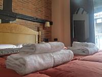Habitación con cama grande y balcón