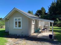 Paratu Farm Cottage in a quiet rural setting. - B&B