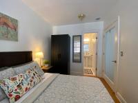 Privékamer met Queensize Bed en Badkamer