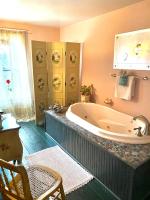 Queen Suite with Spa Bath