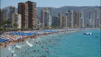 APT ALHAMBRA 3 HAB, ""2 con aire frio"" WIFFI, ZONA PLAYA de LEVANTE-PISCINA- parking Extra - B&B Benidorm