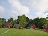 Chalet-Sleeps6-Parking-Garden-Pool - B&B