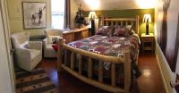 Habitación con cama grande, baño privado y vistas a la montaña