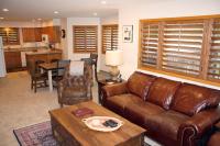 Woods Manor #302-A - Close to Main Street - Access to Indoor Hot Tub and Shuttle - B&B