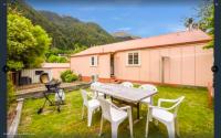 Central Peach - Queenstown Holiday Home