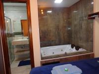 Suite con bañera de hidromasaje y cama grande
