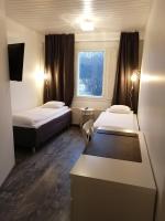 Tweepersoonskamer met 2 Aparte Bedden en Eigen Badkamer