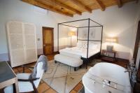 Superior Zimmer mit einem Kingsize-Bett, einer Badewanne und einer Veranda