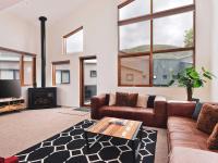 B&B Thredbo - Snow Stream 3 Bedroom and loft with gas fire garage parking and balcony - Bed and Breakfast Thredbo