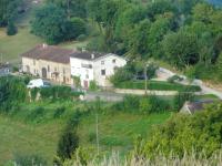 Maison de charme à Saint-Laurent-la-Roche avec jardin clôturé - B&B