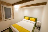 Habitación con cama extragrande.