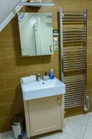 Habitación con cama grande y balcón