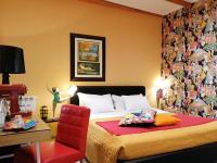 Habitación con cama extragrande.